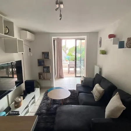 Entier T2 Climatise, Parking Gratuit, Jardin, A 2min A Pied דירה